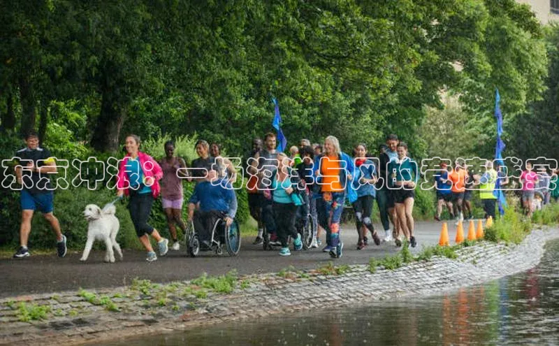 东京冲浪：一场海洋与风的竞速盛宴